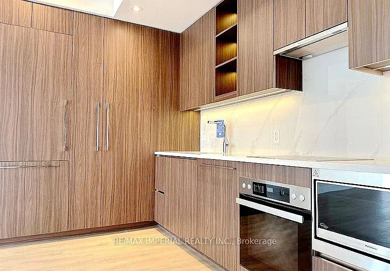 27 McMahon Dr #507 — Photo 1