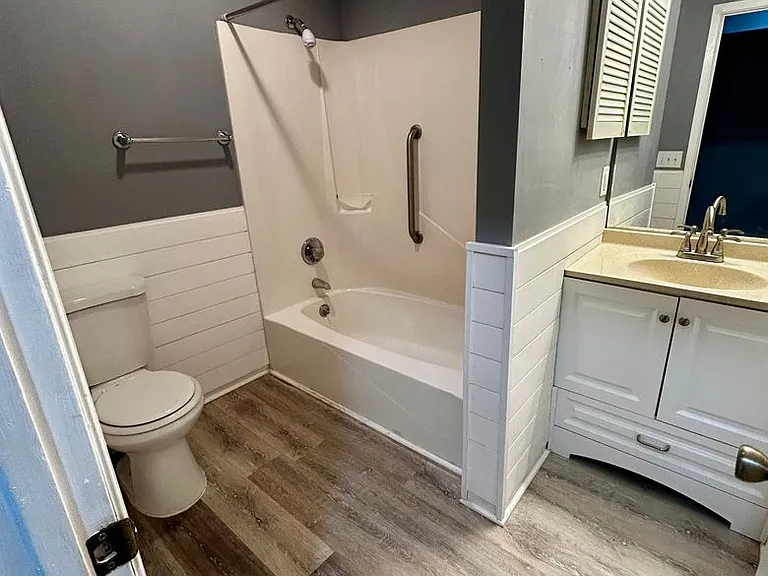 1007 W 11th Ct — Photo 11