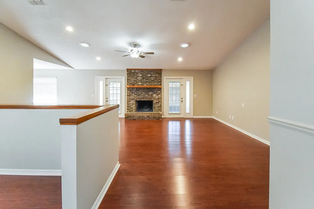 3 bed, 2.0 bath, 1647 sqft, $2,305 — Photo 3