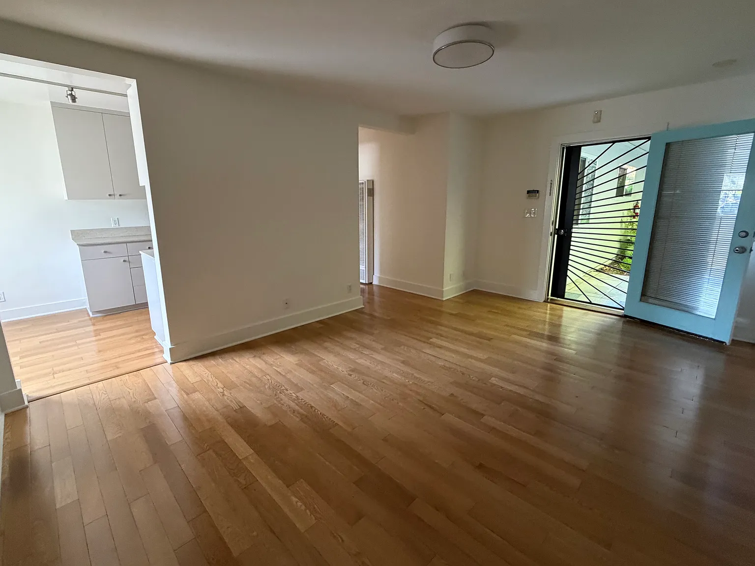 2 bed, 800 sqft, $3,800 — Photo 4