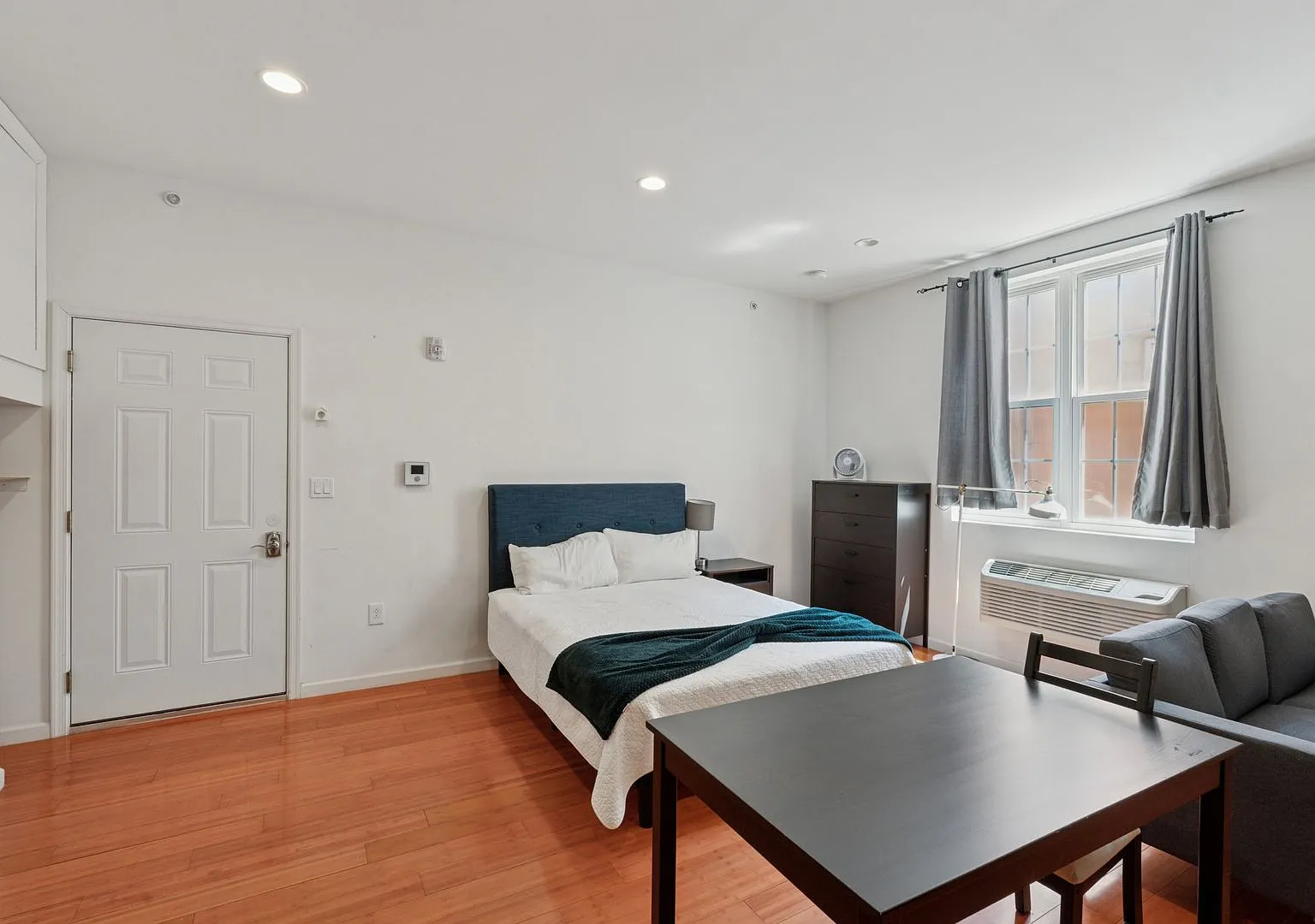 Large Studio - Washington Square West — Photo 4