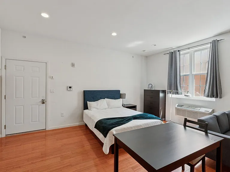 1204 Chestnut St #201 — Photo 4