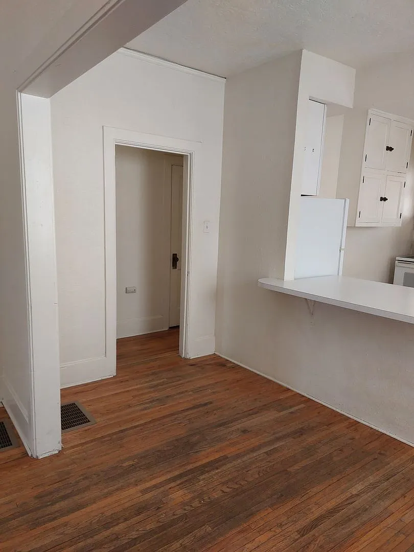 College Housing - 4 bedrooms — Photo 3