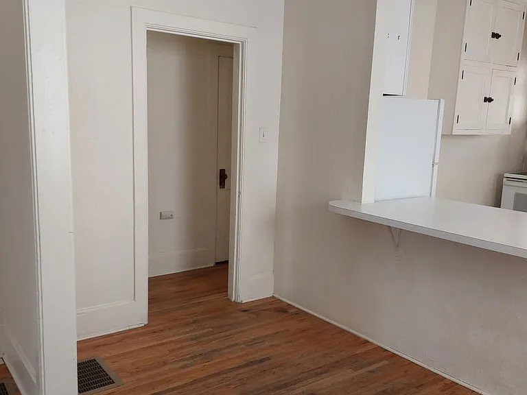 College Housing - 4 bedrooms — Photo 3