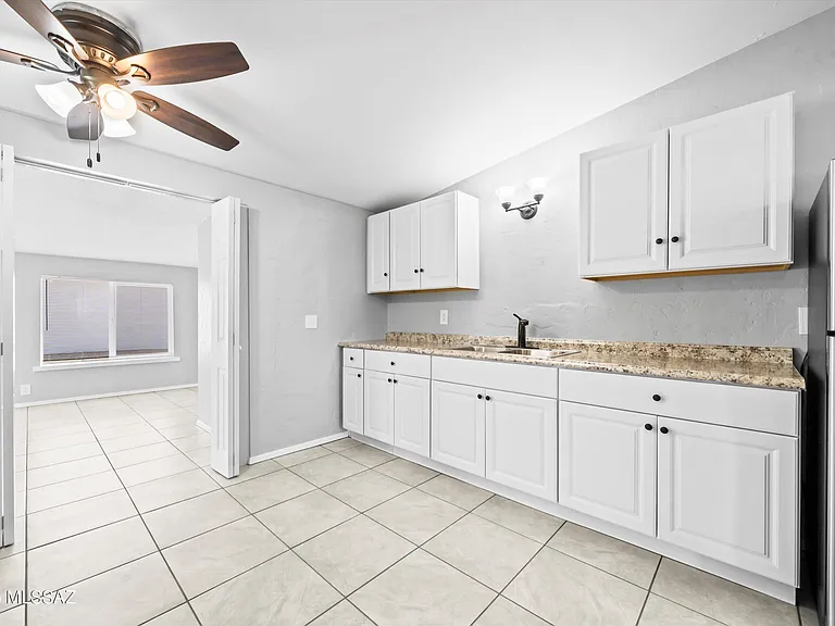 202 S Avenue C — Photo 10
