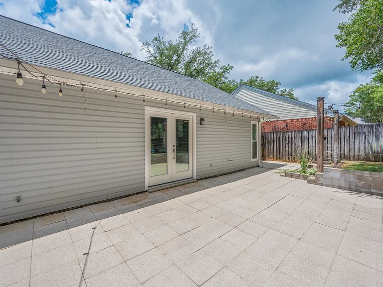 804 Sparkleberry Cv — Photo 37