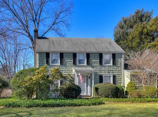 11 Orchard Dr, Williston Park, NY 11596