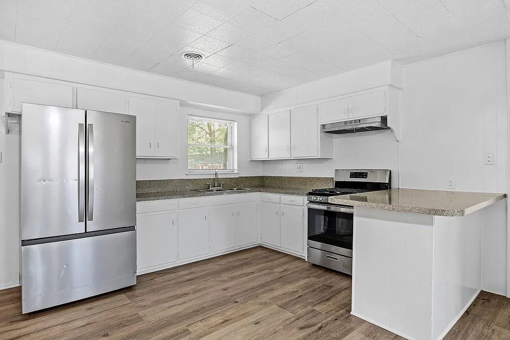 3 bed, 1110 sqft, $2,200 — Photo 4