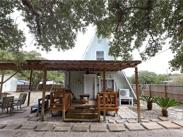 802 Mission St, Rockport, TX 78382