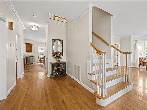 4th image of 129 Berry Hill Dr