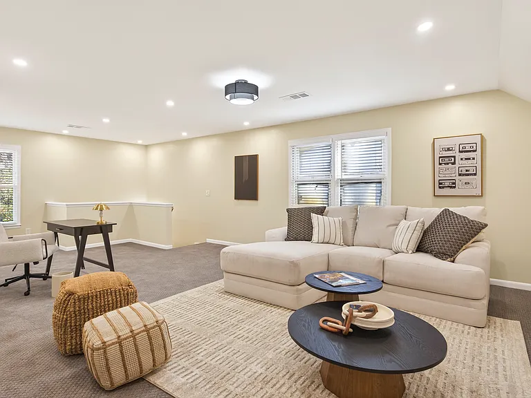 310 Rivoli Cir — Photo 37