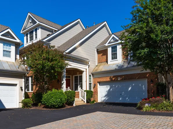 7010 Lawnwood Ct, Fort Belvoir, VA 22060