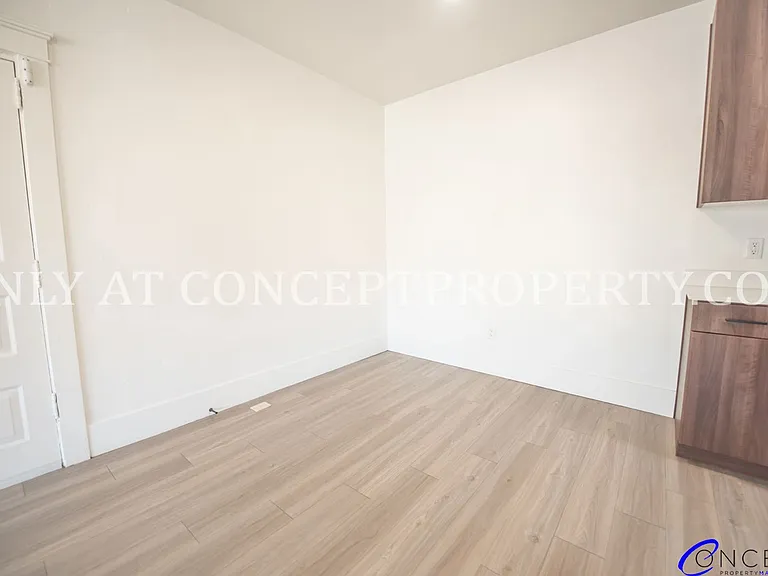 Clairmont — Photo 31