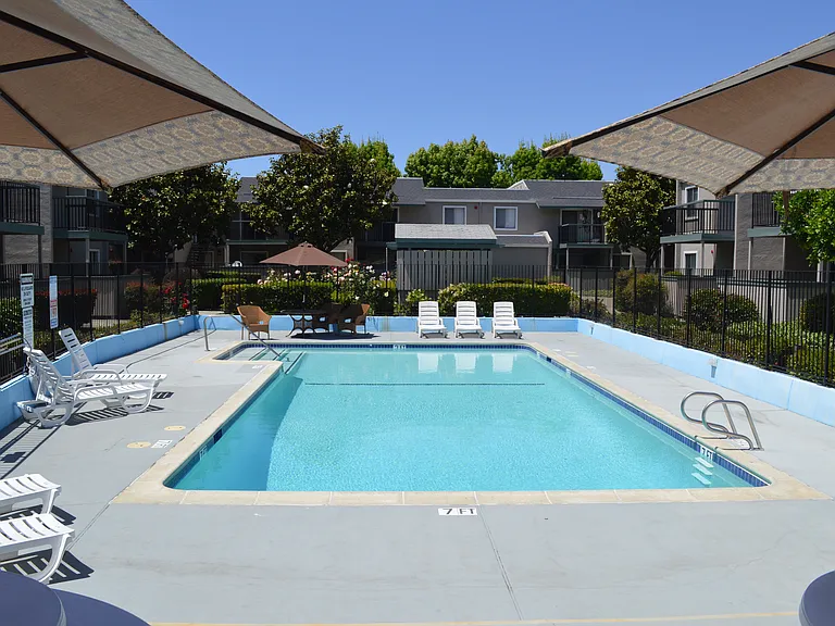 Windsor Garden Apartments — Photo 7