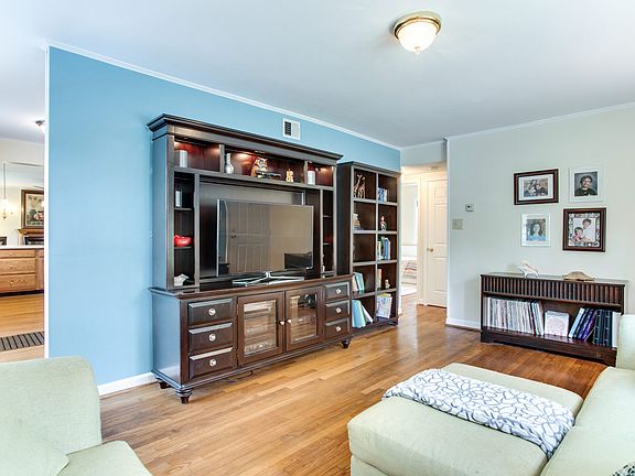 5th image of 4102 Woodland Dr