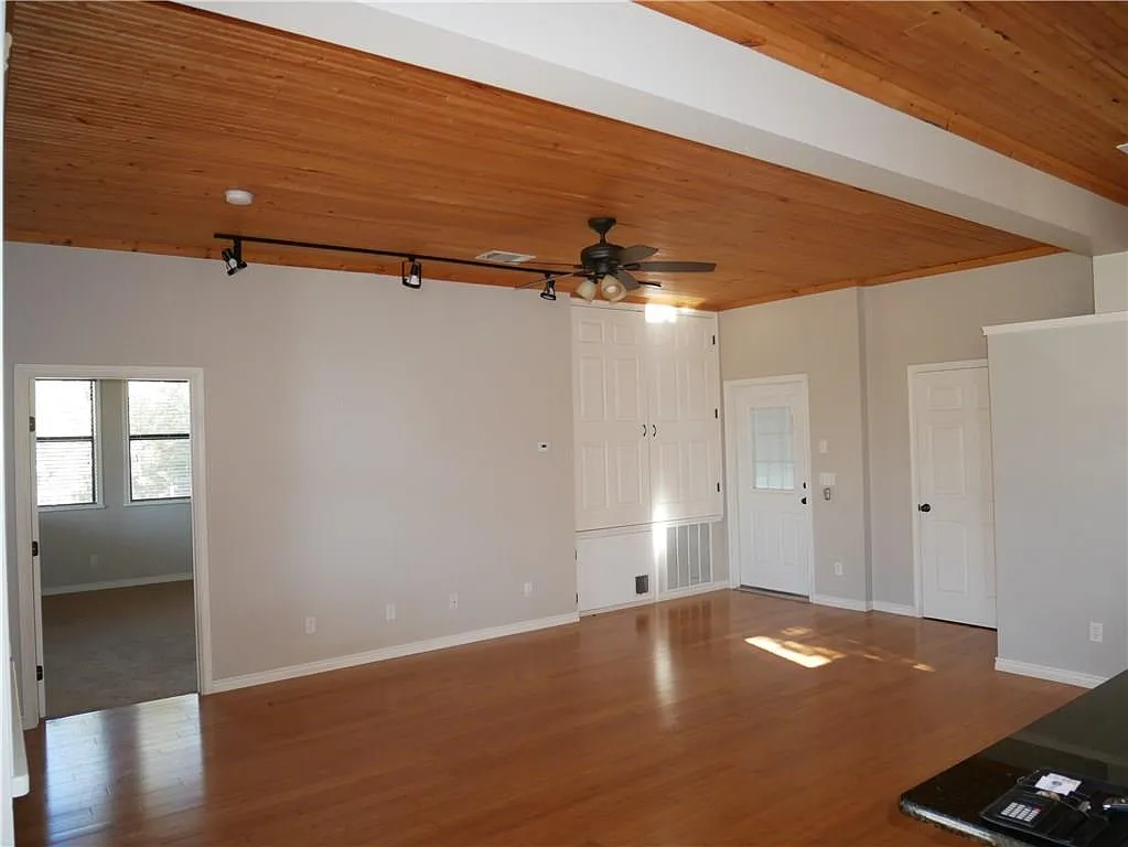 2 bed, 2.0 bath, 1307 sqft, $1,950 — Photo 2