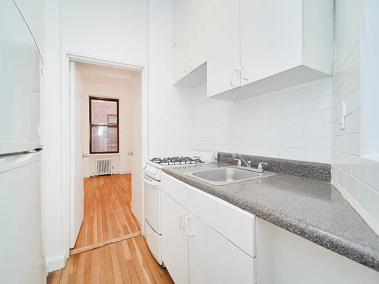 353 W 44th St #1E — Photo 6