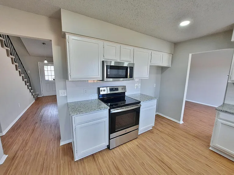 2646 Winslow Dr — Photo 7