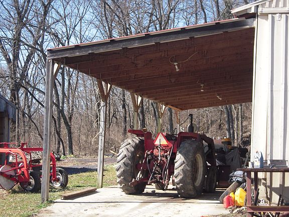 Garage/workshop w/lift.