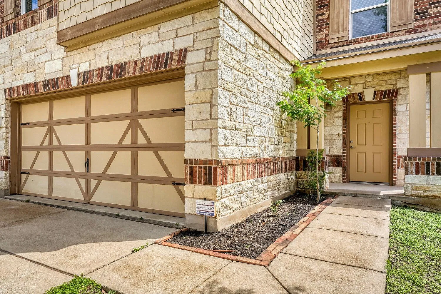 3 bed, 2.5 bath, 2020 sqft, $2,150 — Photo 2
