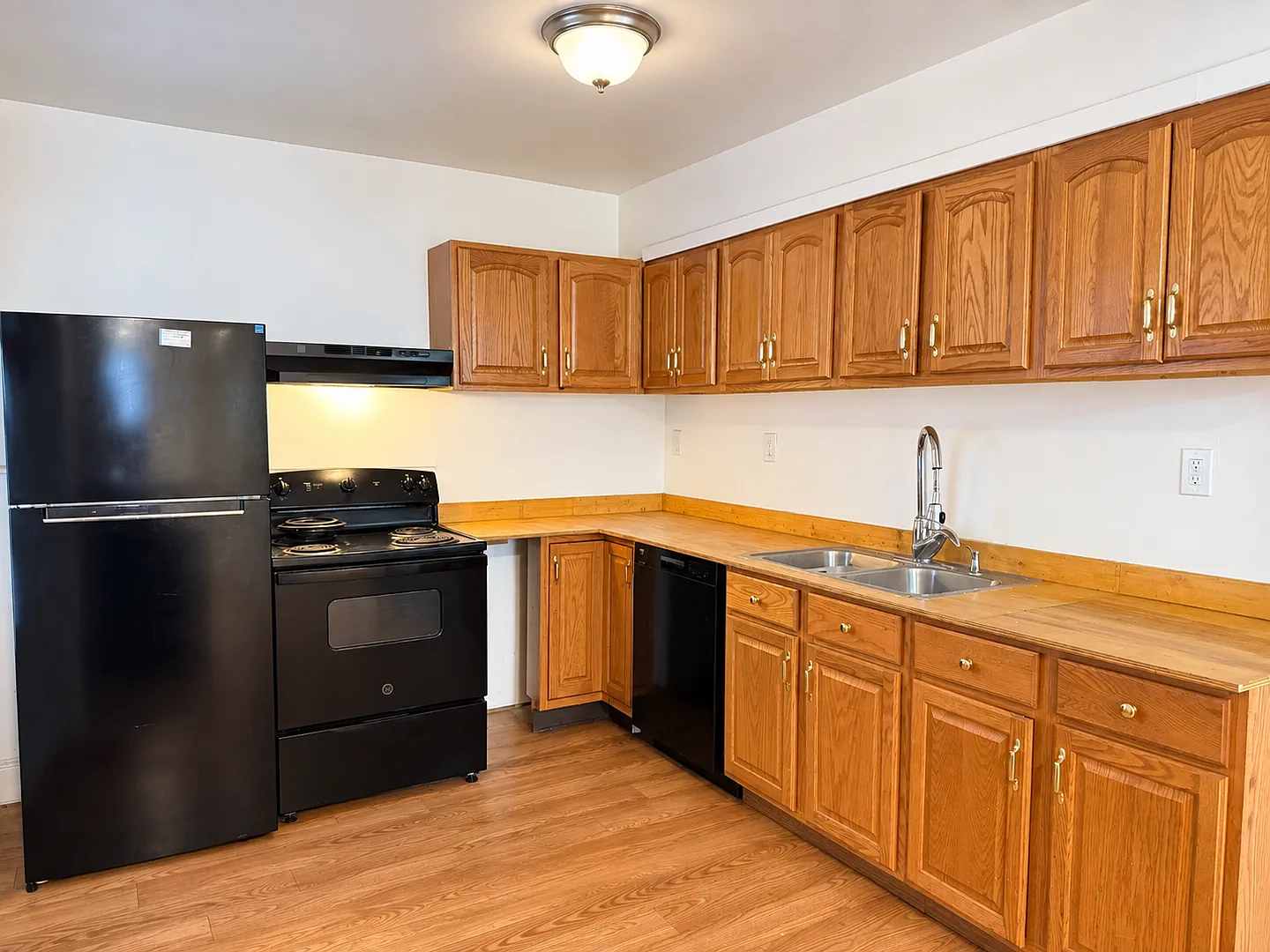 Spacious 3 bedroom Single Family Home in Lancaster City - with Backyard! — Photo 3