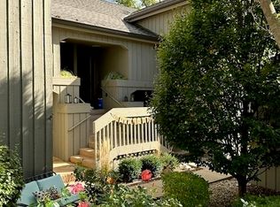 141 Shoreline Rd APT B, Lake Barrington, IL 60010