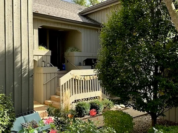 141 Shoreline Rd APT B, Lake Barrington, IL 60010