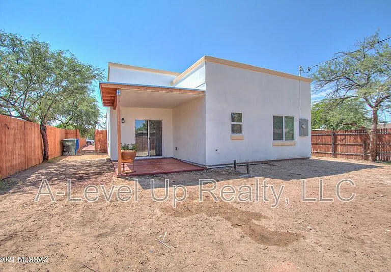 310 W 27th St — Photo 17
