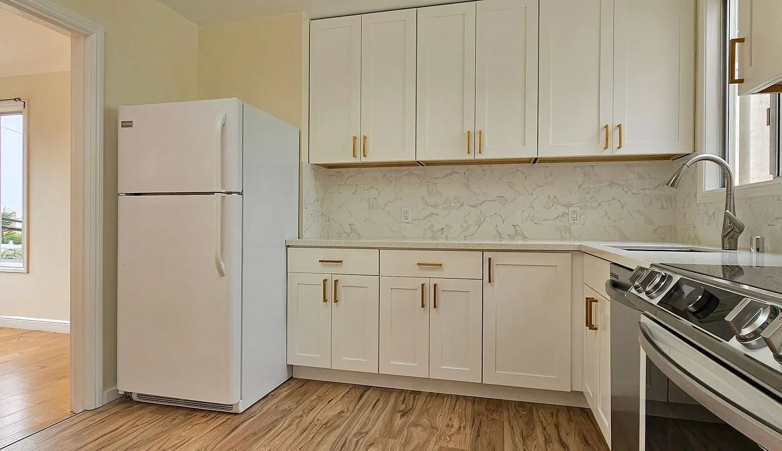 Golden Gate Heights: Top Floor 1 Bed 1 Bath Apt w/ Ocean View, A/C, Parking & Private Laundry — Photo 3