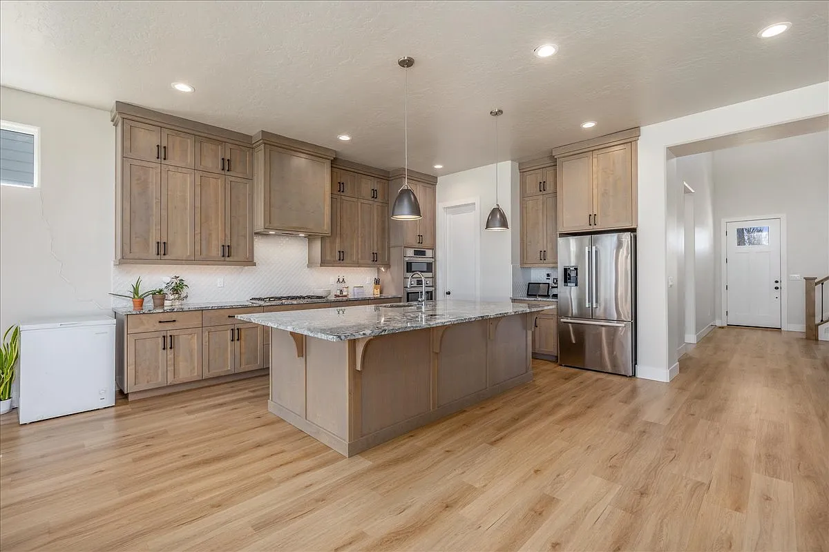 4 bed, 3380 sqft, $3,600 — Photo 3