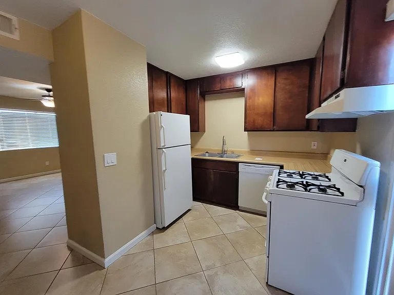 103 E 2nd St #1 — Photo 5