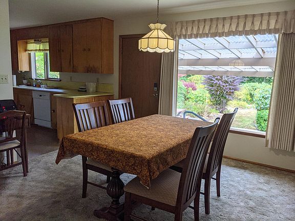 4th image of 348 Ericksen Ave NE
