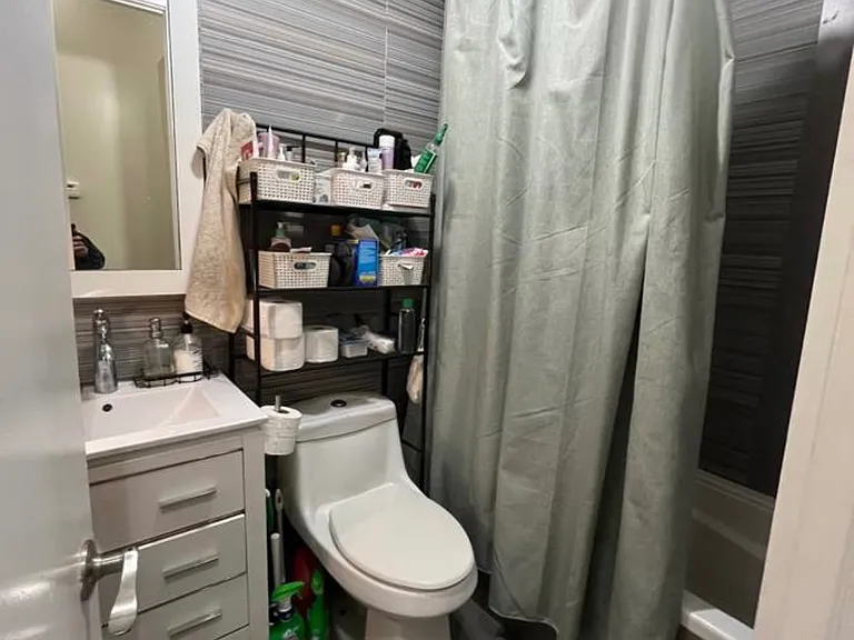 323 Melrose St #3R — Photo 8