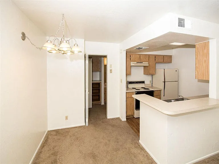 University Square Apartments — Photo 27