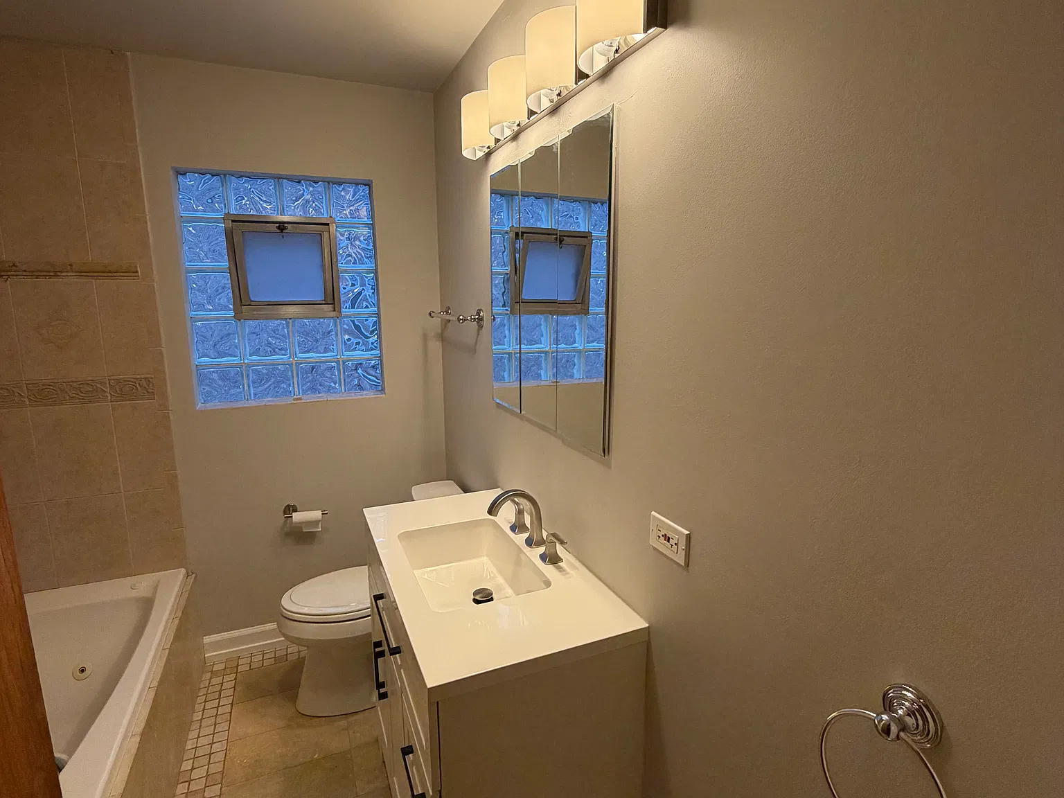 5 bed, 1600 sqft, $3,200 — Photo 3