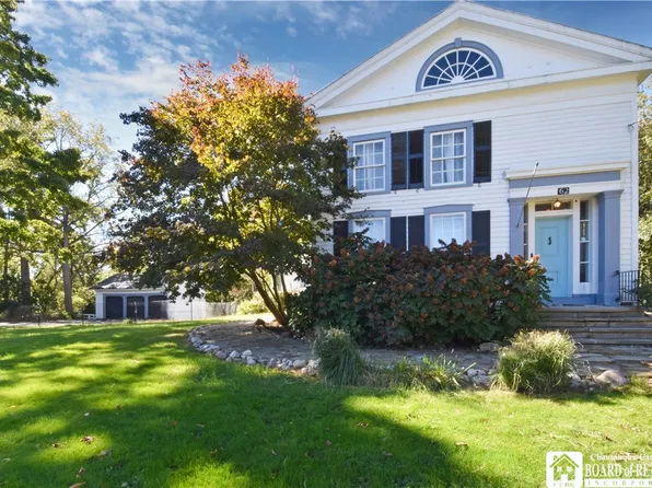 62 N Portage St, Westfield, NY 14787