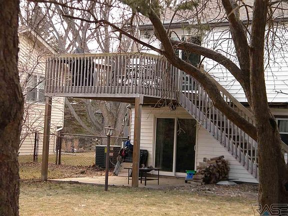 5th image of 914 N Maplewood Dr
