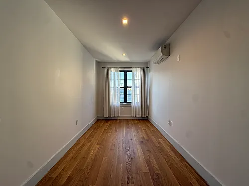 239 Scholes St Photo 1