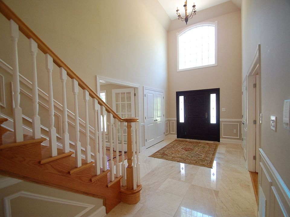 Foyer: large arched window, 2 guest closets