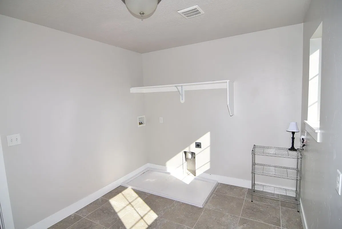 4 bed, 2.5 bath, 4362 sqft, $2,950 — Photo 2