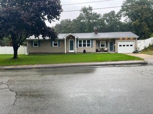 20 Lloyd Dr, Coventry, RI 02816