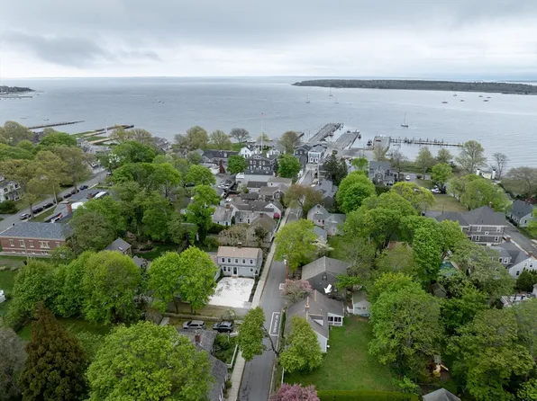 13 Cannon St, Mattapoisett, MA 02739