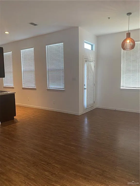 2 bed, 1.0 bath, 1050 sqft, $995 — Photo 3
