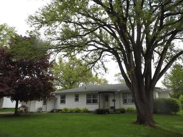 902 S 5th St, Watseka, IL 60970