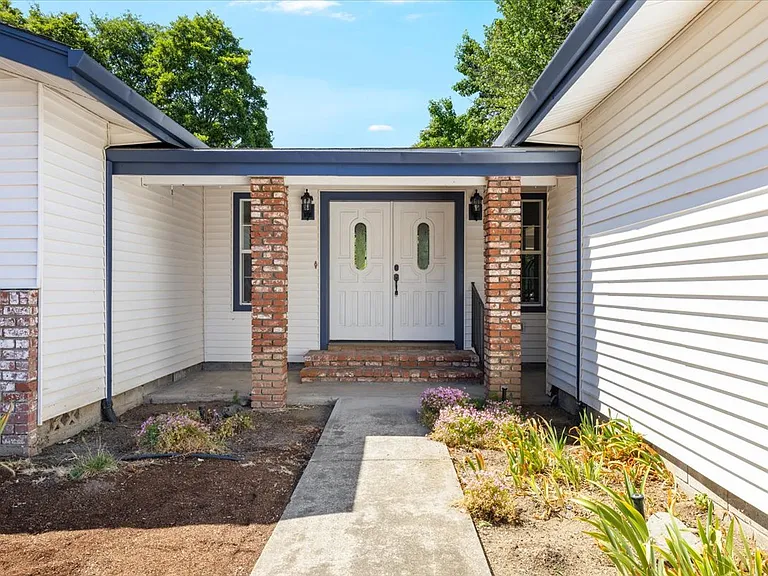 966 S Shasta Ave — Photo 4