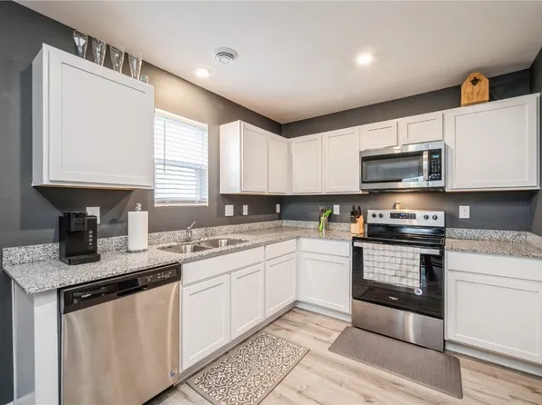 5315 Dostal Dr SW, Cedar Rapids, IA 52404