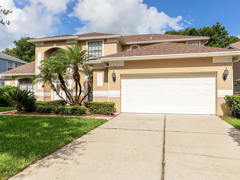 1585 Cherry Ridge Dr — Photo 2