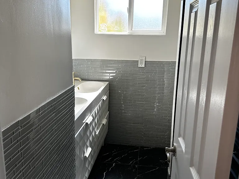 8022 Longridge Ave — Photo 6