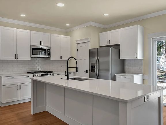 3rd image of 284 Harding Rd