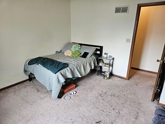 5th image of 716 W Belmont Ave